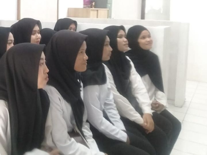 Foto kegiatan LPK Cipta Manpower Tangguh: peserta wanita berseragam mengikuti kegiatan di lpk